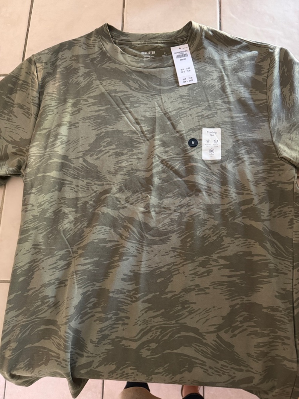 Hollister Men's Olive Green Camo Short Sleeve Tee